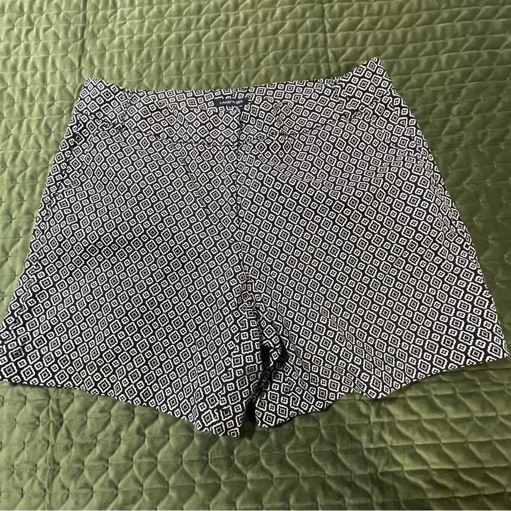 Land’n Sea black and white flat front shorts‎ size 12, 6 inch inseam, vacation